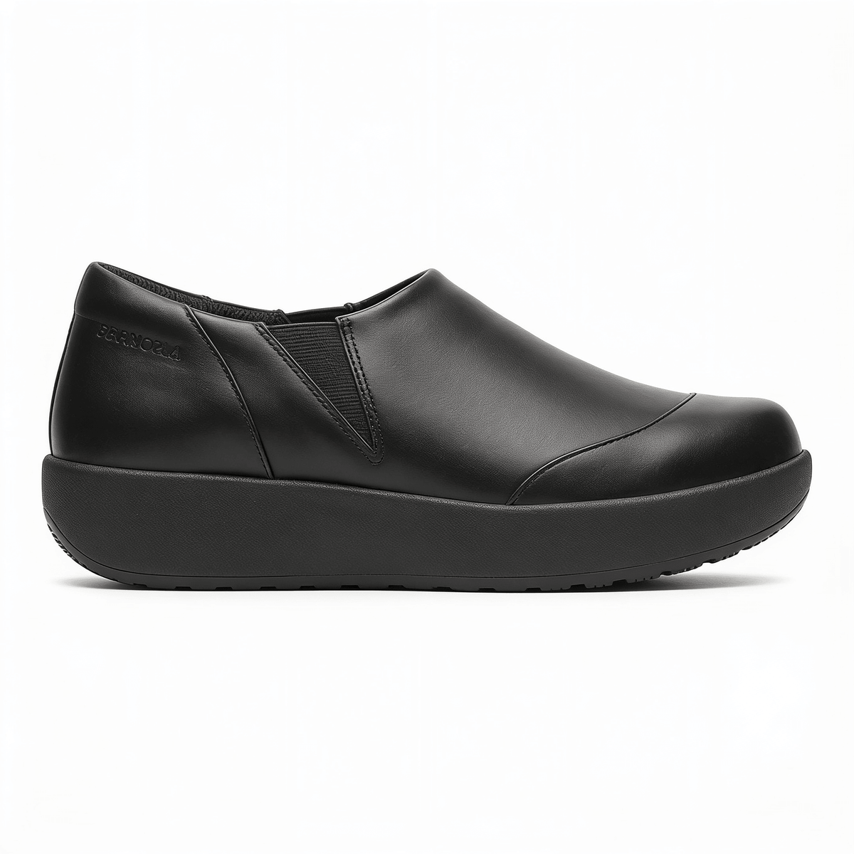 Chaussures de Service Femme Slip-On Noires Semelle Antidérapante – fond blanc
