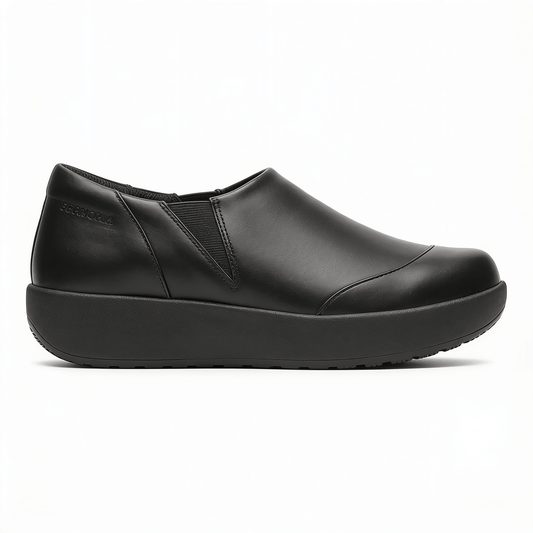 Chaussures de Service Femme Slip-On Noires Semelle Antidérapante – fond blanc